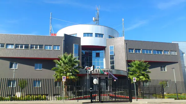 Luzzi, litiga con i familiari e tenta di buttarsi dal balcone: salvata dai carabinieri\n