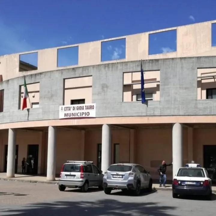 Gioia Tauro, avviata la procedura di decadenza per due consiglieri comunali\n