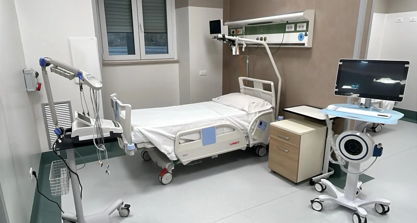 Macchinari all’avanguardia e 14 posti letto: ecco il nuovo reparto di Nefrologia dell’ospedale di Cosenza\n