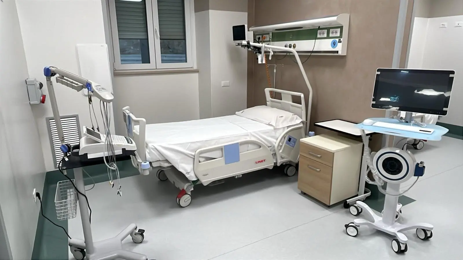 Macchinari all’avanguardia e 14 posti letto: ecco il nuovo reparto di Nefrologia dell’ospedale di Cosenza\n