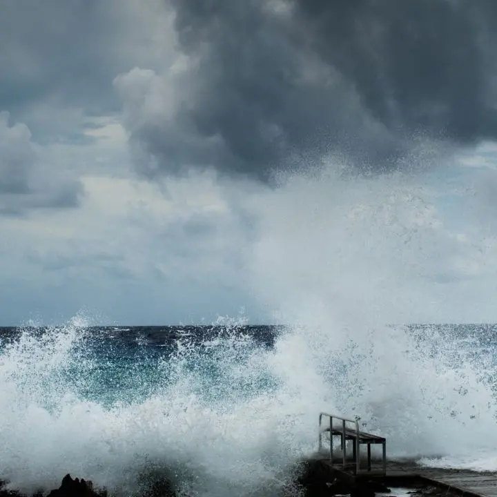 <p>Freddo, venti di burrasca e mareggiate: è tornato l’inverno, domani <span style=\"color:hsl(0, 75%, 60%);\">allerta </span>gialla su tutta la Calabria</p>
