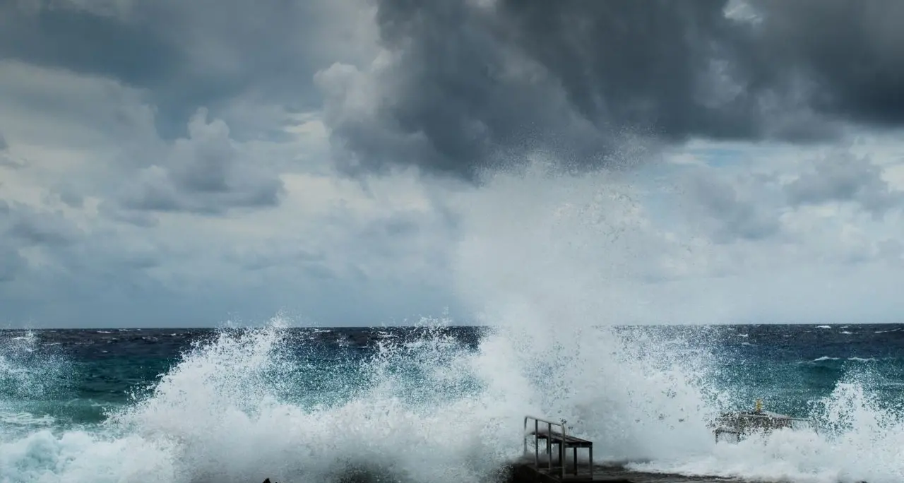 <p>Freddo, venti di burrasca e mareggiate: è tornato l’inverno, domani <span style=\"color:hsl(0, 75%, 60%);\">allerta </span>gialla su tutta la Calabria</p>