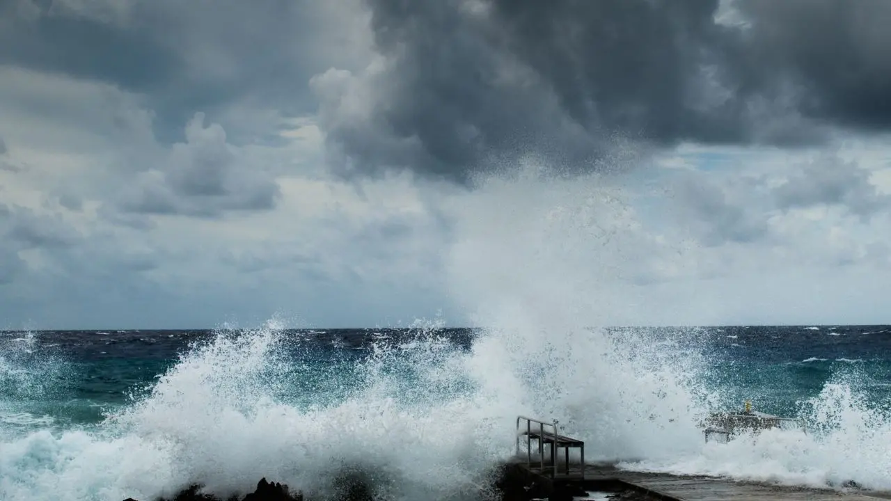 Freddo, venti di burrasca e mareggiate: è tornato l’inverno, domani allerta gialla su tutta la Calabria\n