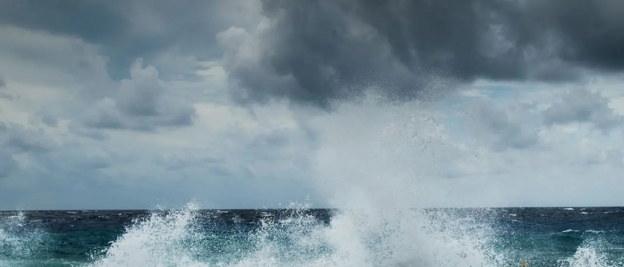 Freddo, venti di burrasca e mareggiate: è tornato l’inverno, domani allerta gialla su tutta la Calabria\n