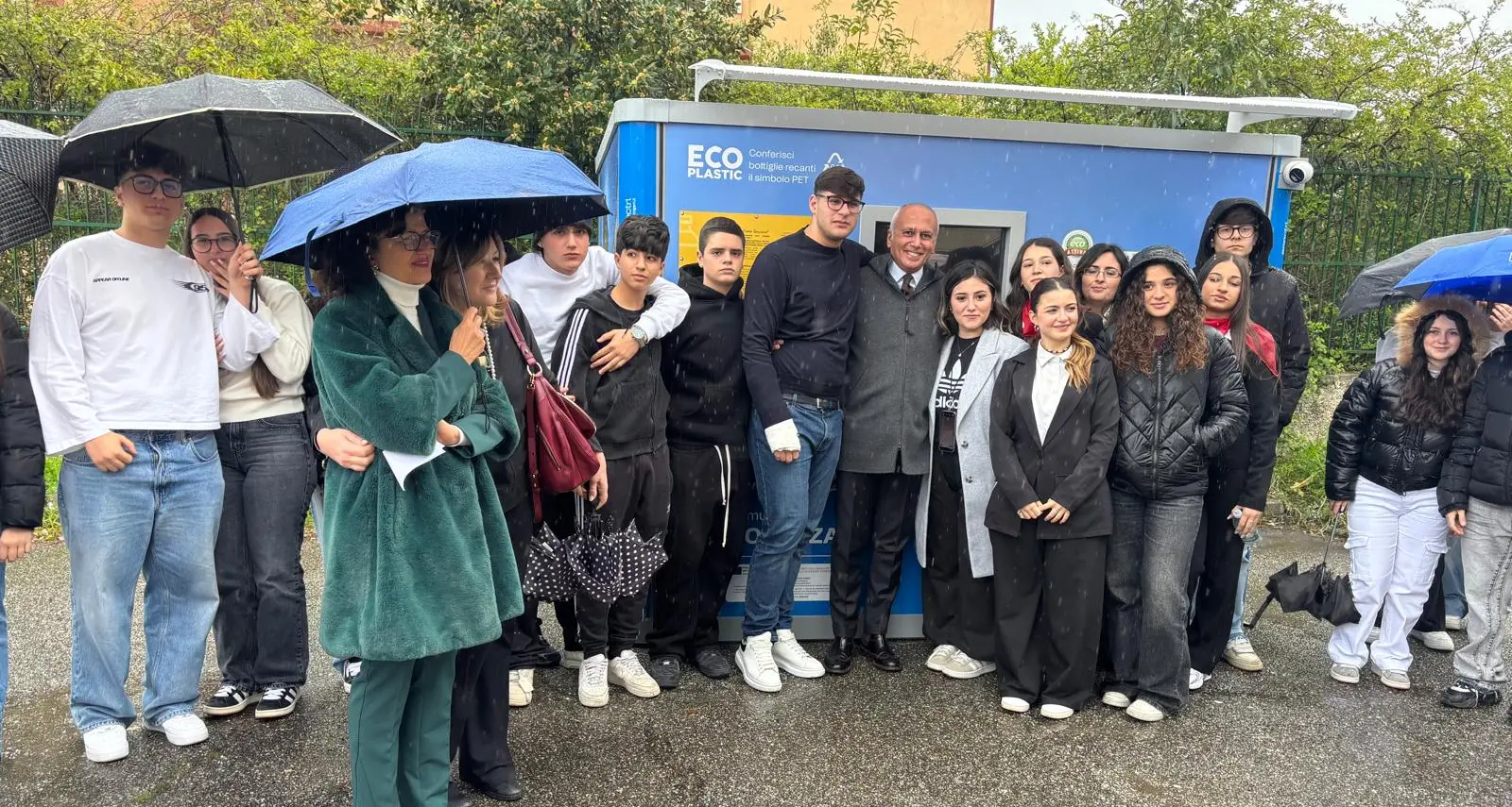 Cosenza porta le “mangia plastica” nelle scuole e rilancia il piano sulla sostenibilità\n