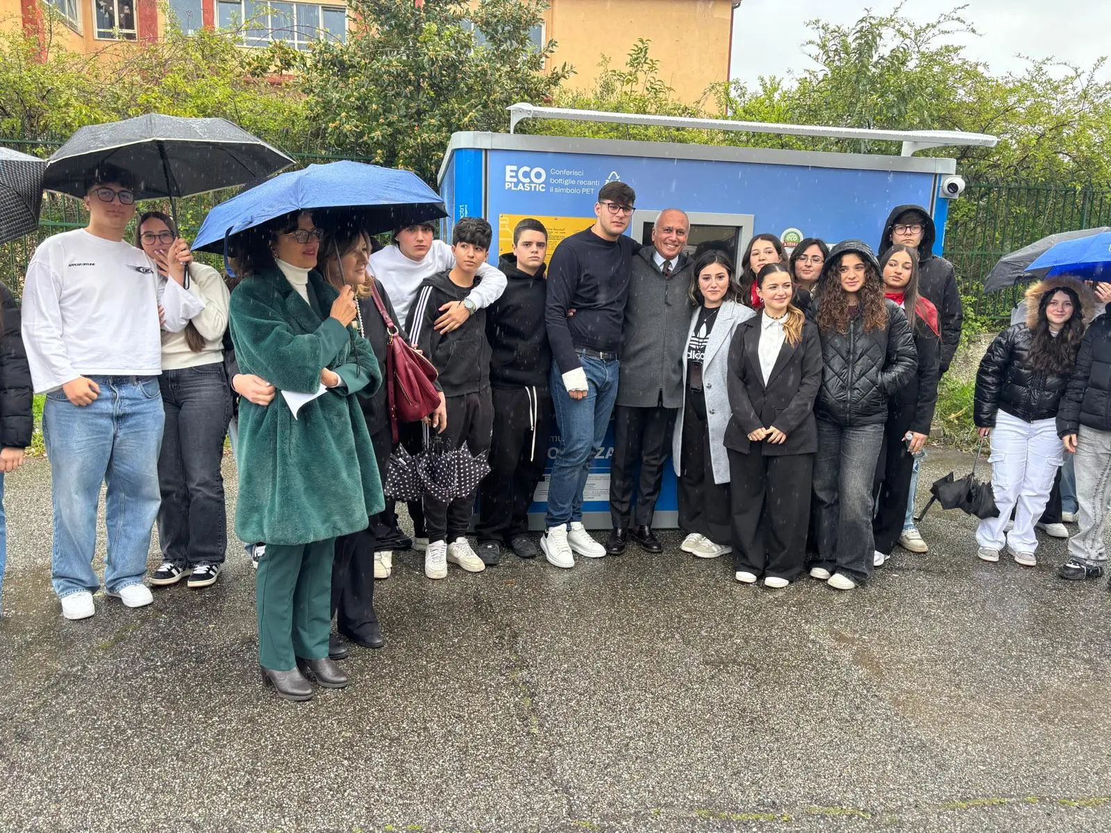 Cosenza porta le “mangia plastica” nelle scuole e rilancia il piano sulla sostenibilità\n