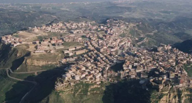 Strongoli, si insedia la commissione antimafia: tre mesi per verificare la gestione del Comune\n