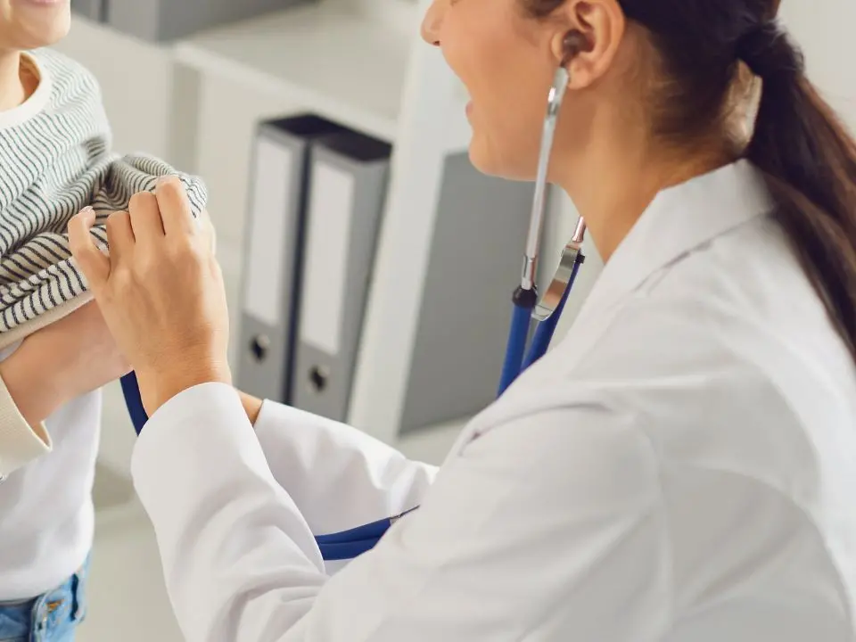 Entroterra vibonese senza pediatri, l’Asp trova una soluzione temporanea: «Un medico assicurerà assistenza settimanale»