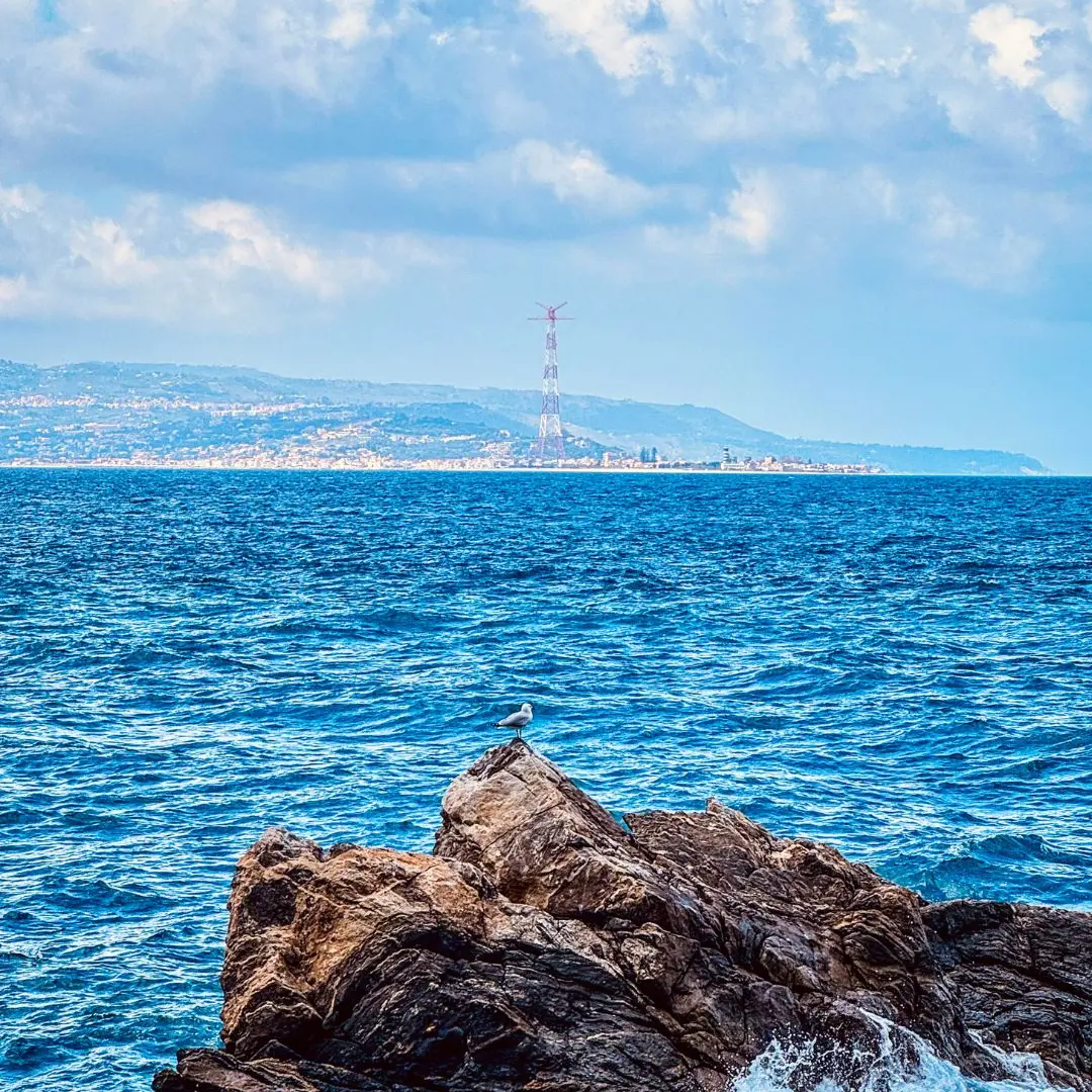 Sospeso tra mare e silenzio\n