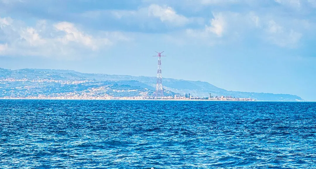Sospeso tra mare e silenzio\n