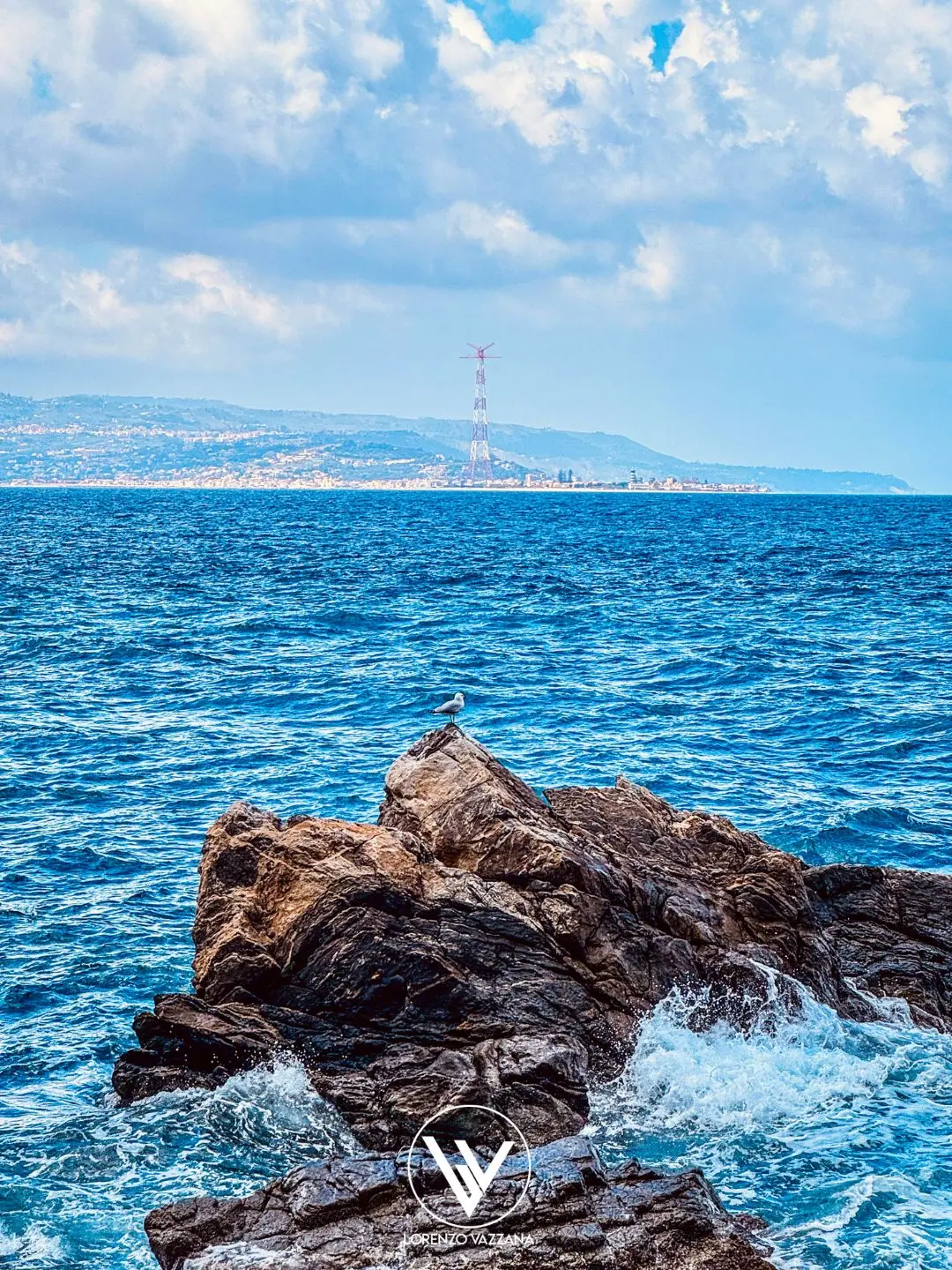 Sospeso tra mare e silenzio\n