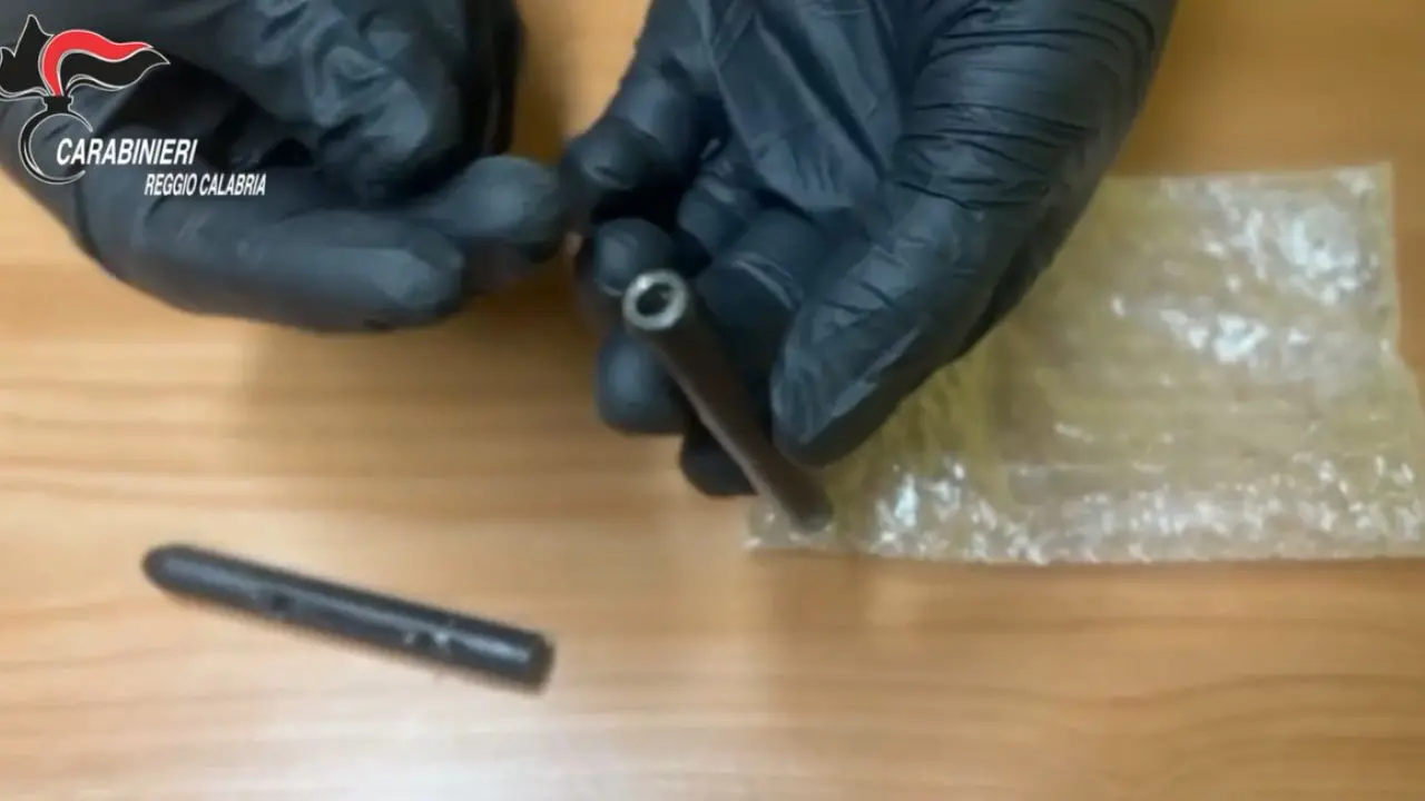 Nel salotto deteneva una penna-pistola, un arresto a Riace. È il secondo ritrovamento in pochi mesi nel Reggino\n