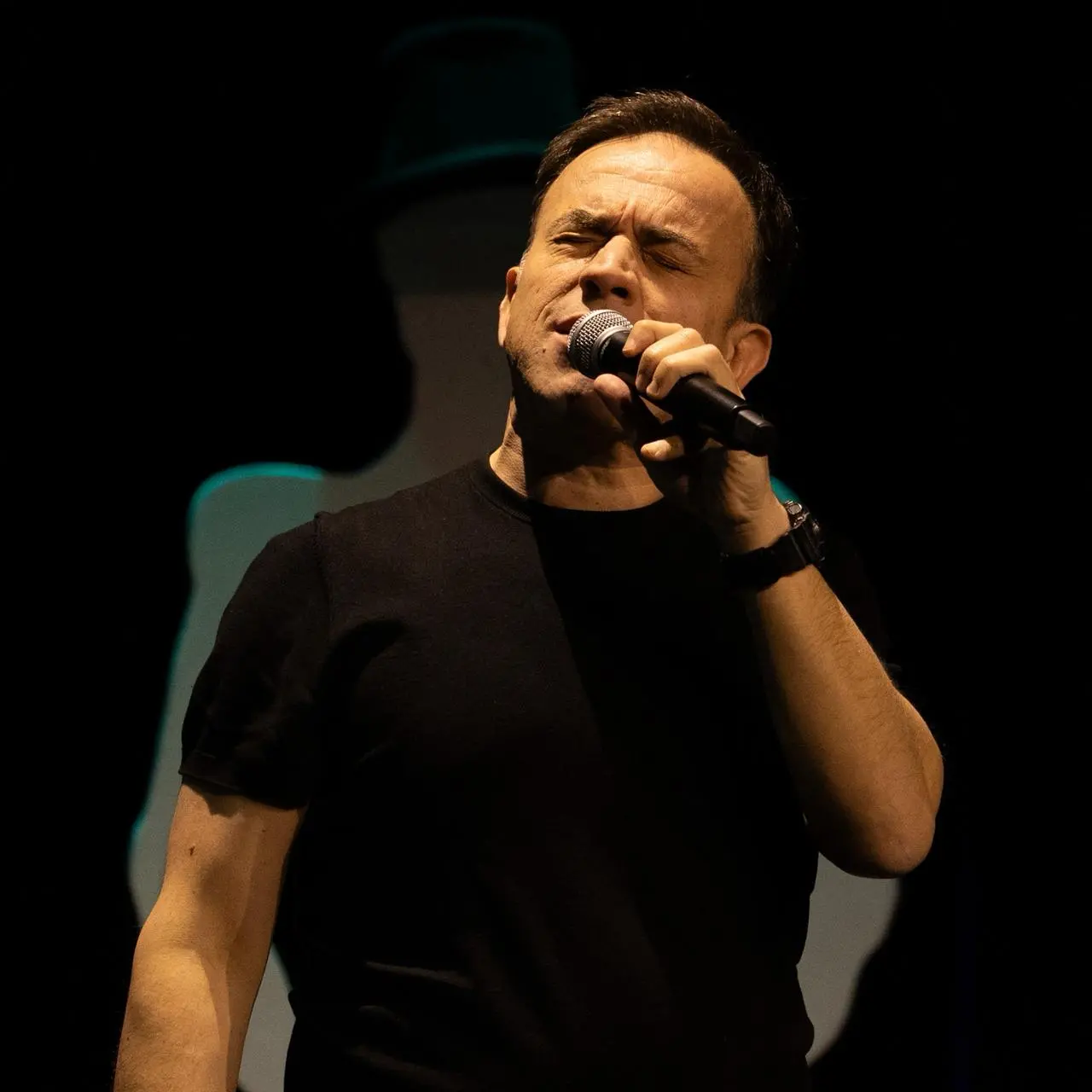 Gennaro Calabrese celebra 25 anni di carriera con \"Calabresissimo me\" al teatro Francesco Cilea\n