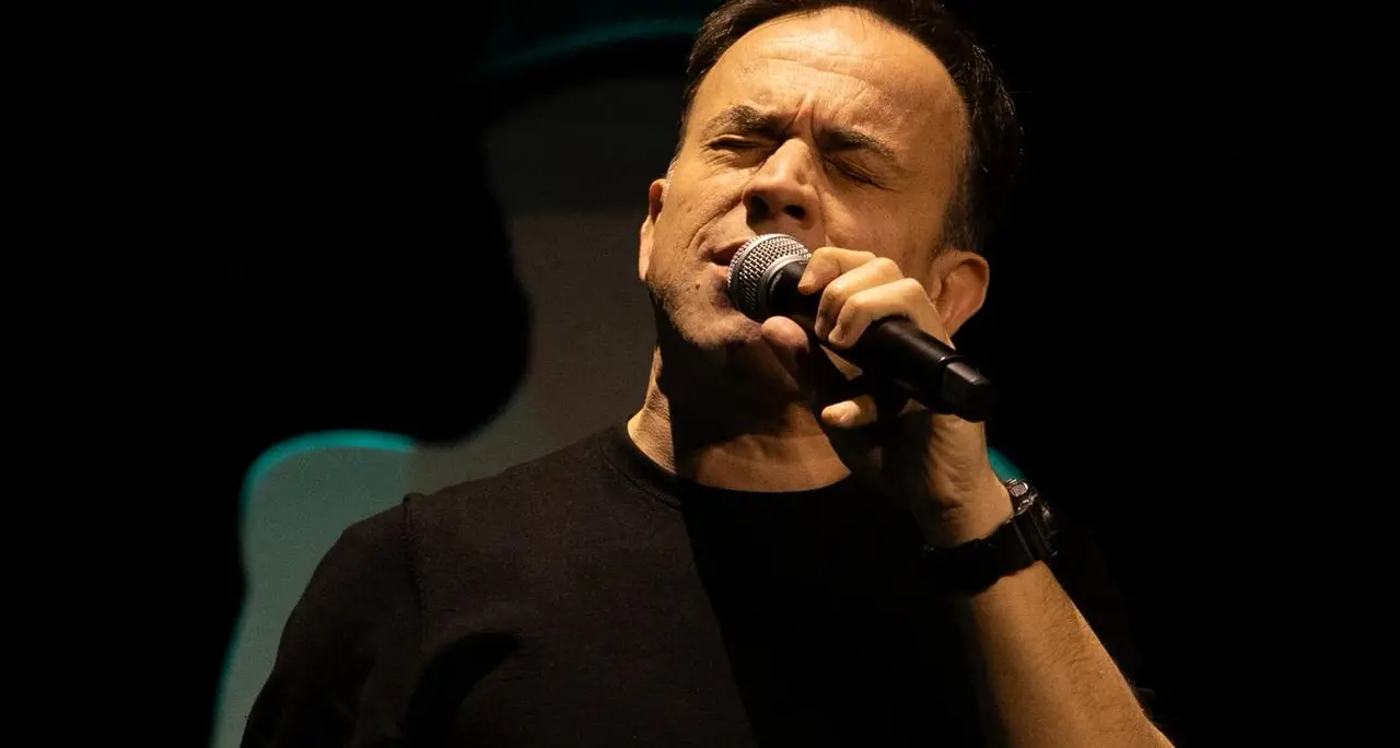 Gennaro Calabrese celebra 25 anni di carriera con \"Calabresissimo me\" al teatro Francesco Cilea\n