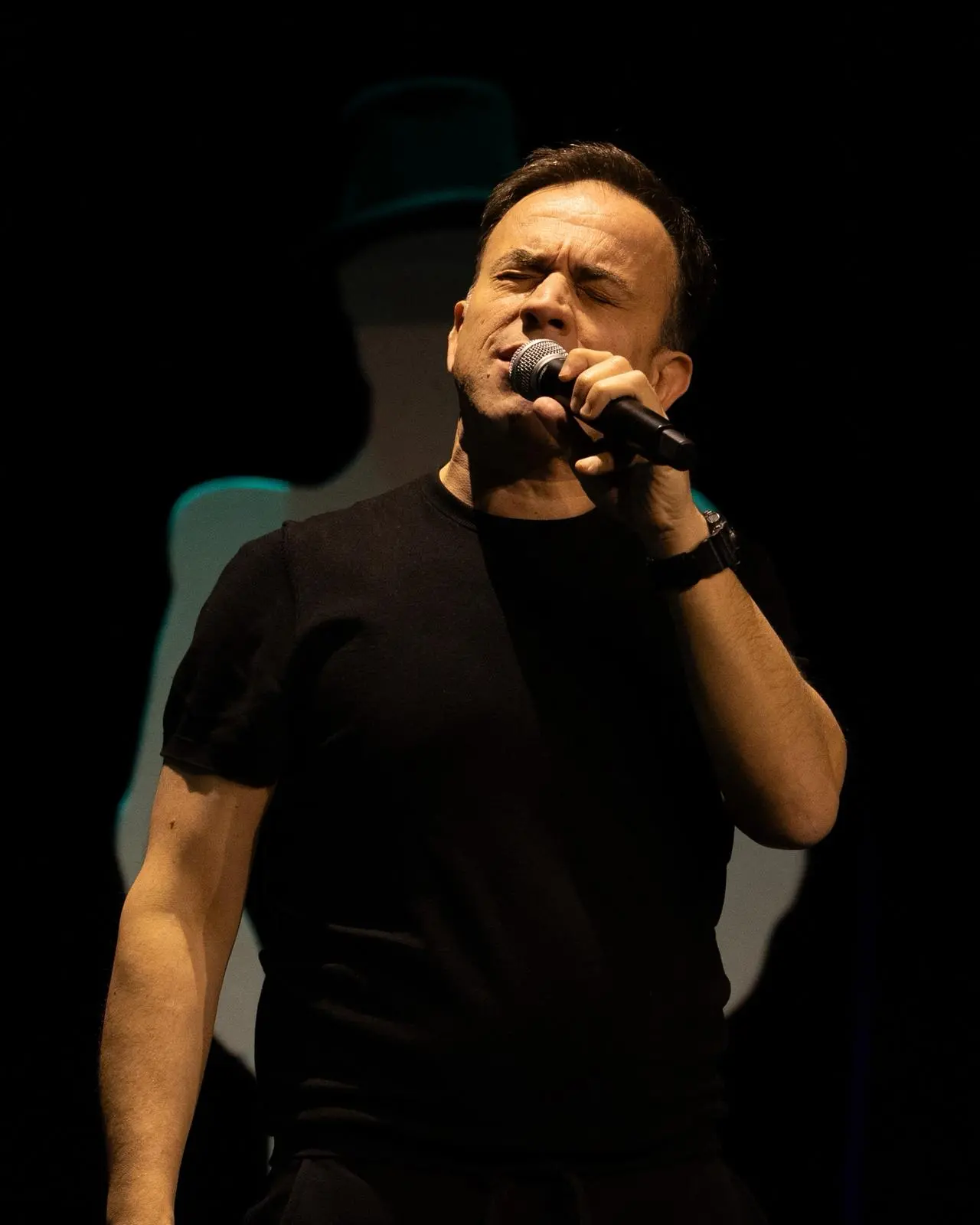 Gennaro Calabrese celebra 25 anni di carriera con \"Calabresissimo me\" al teatro Francesco Cilea\n