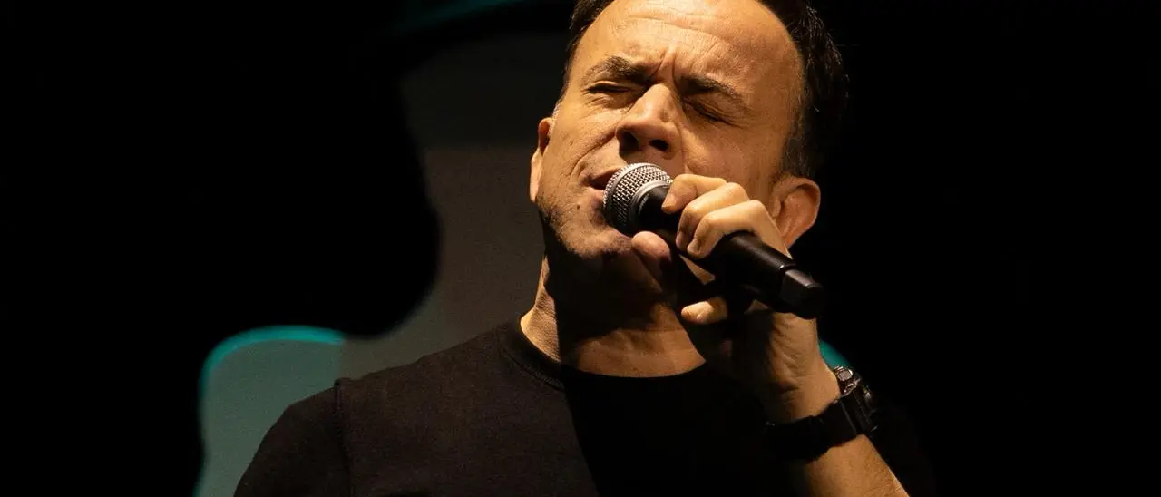 Gennaro Calabrese celebra 25 anni di carriera con \"Calabresissimo me\" al teatro Francesco Cilea\n