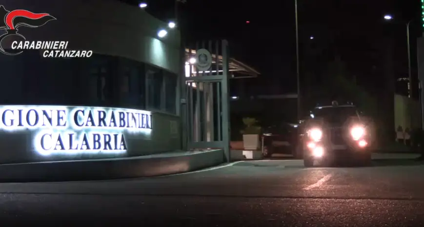 Tentante estorsioni per mantenere in carcere i detenuti delle cosche Catarisano di Borgia e Scalise di Decollatura, tre arresti\n