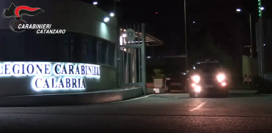 Tentante estorsioni per mantenere in carcere i detenuti delle cosche Catarisano di Borgia e Scalise di Decollatura, tre arresti\n