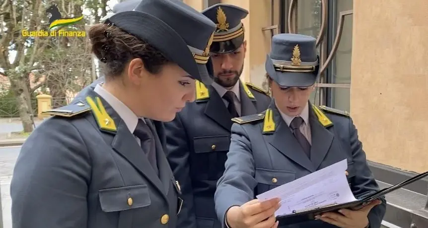 <p>Via con i soldi, azienda svuotata per <span style=\"color:hsl(0, 75%, 60%);\">beffare i creditori</span>: sequestri per 4 milioni e due indagati a Vibo</p>