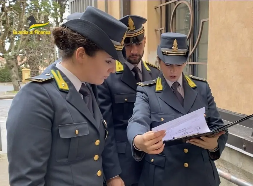 <p>Via con i soldi, azienda svuotata per beffare i creditori: sequestri per 4 milioni e due indagati a Vibo</p>