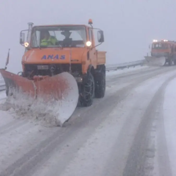 Neve a bassa quota e forti raffiche di vento nel Cosentino: ecco il quadro completo\n