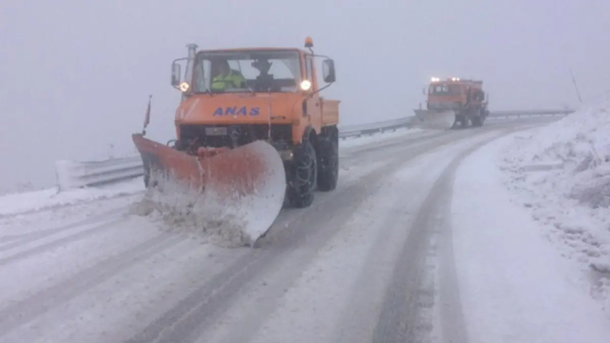 Neve a bassa quota e forti raffiche di vento nel Cosentino: ecco il quadro completo\n