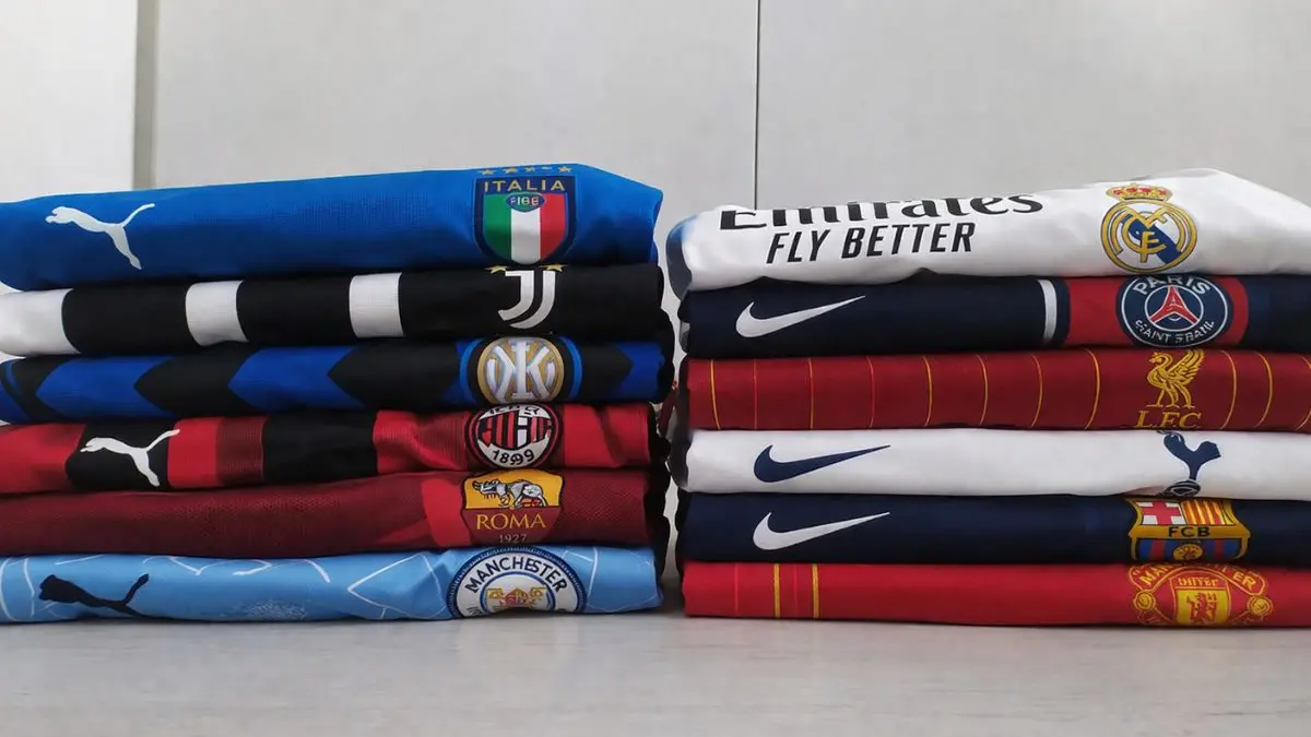 Magliette di calcio (foto generica AI)