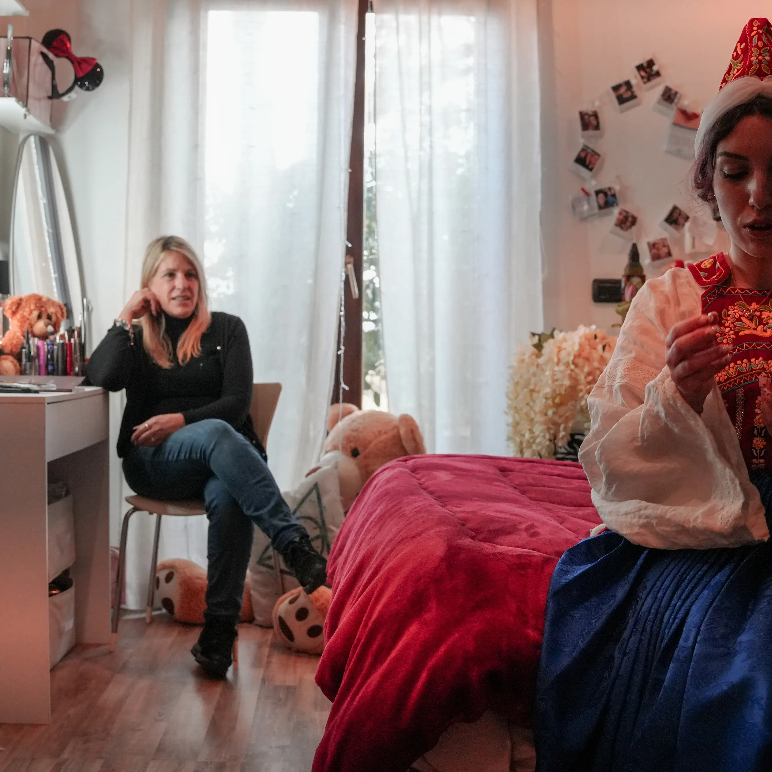 Caraffa, il futuro ha un cuore antico: una madre ricama, confeziona e dona alla figlia un costume\u00A0arbëreshë per custodire le tradizioni\u00A0\n