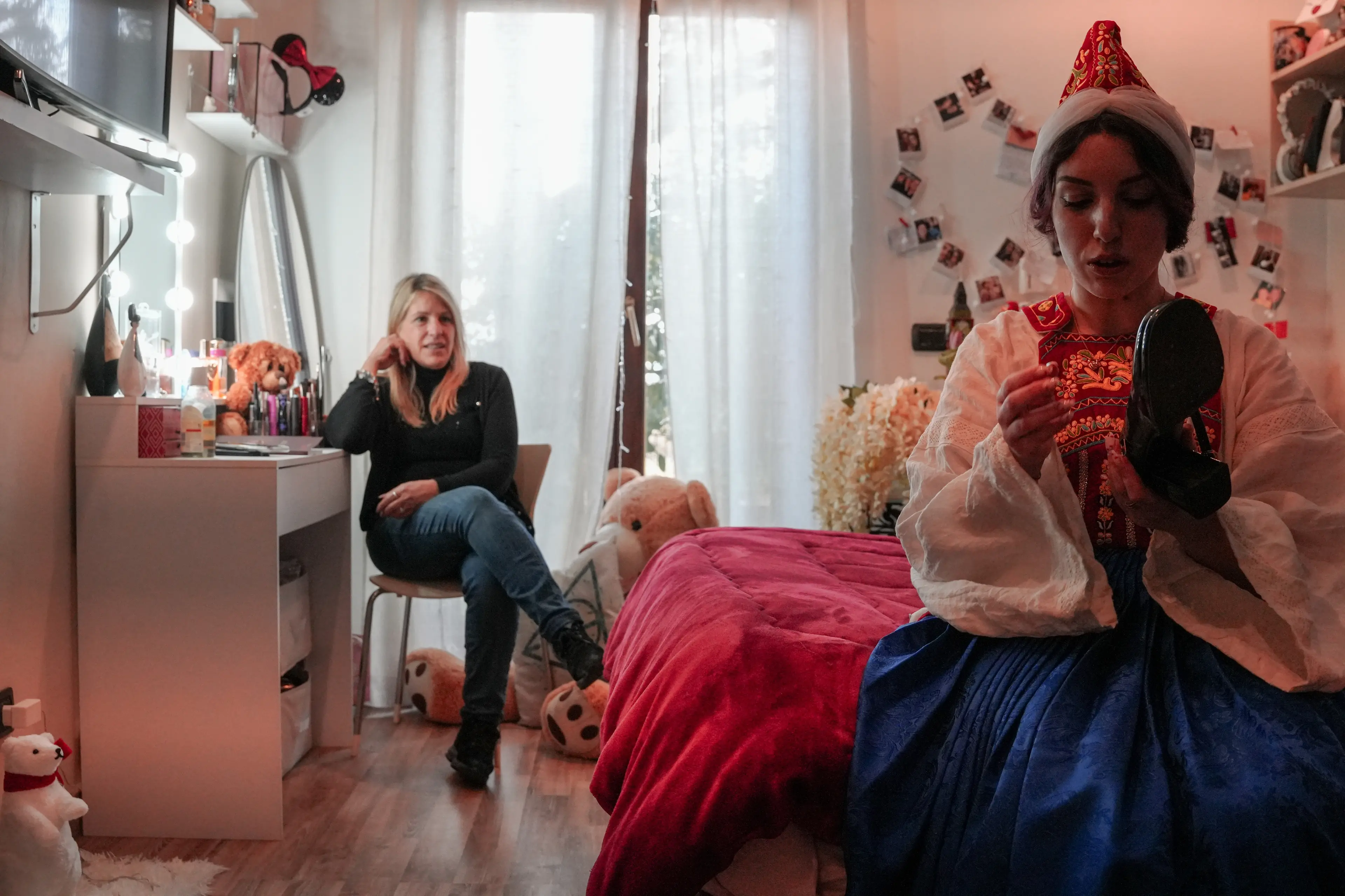 Caraffa, il futuro ha un cuore antico: una madre ricama, confeziona e dona alla figlia un costume\u00A0arbëreshë per custodire le tradizioni\u00A0\n