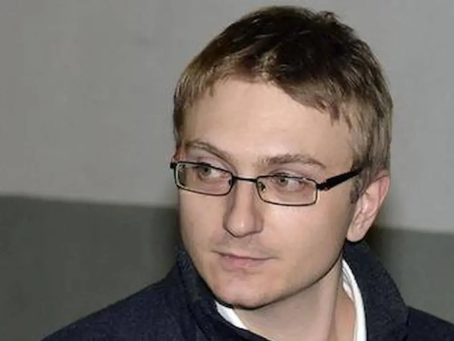 Garlasco, la foto di Alberto Stasi dopo il delitto di Chiara Poggi riapre i dubbi: nessun segno sulle braccia e nuovi interrogativi