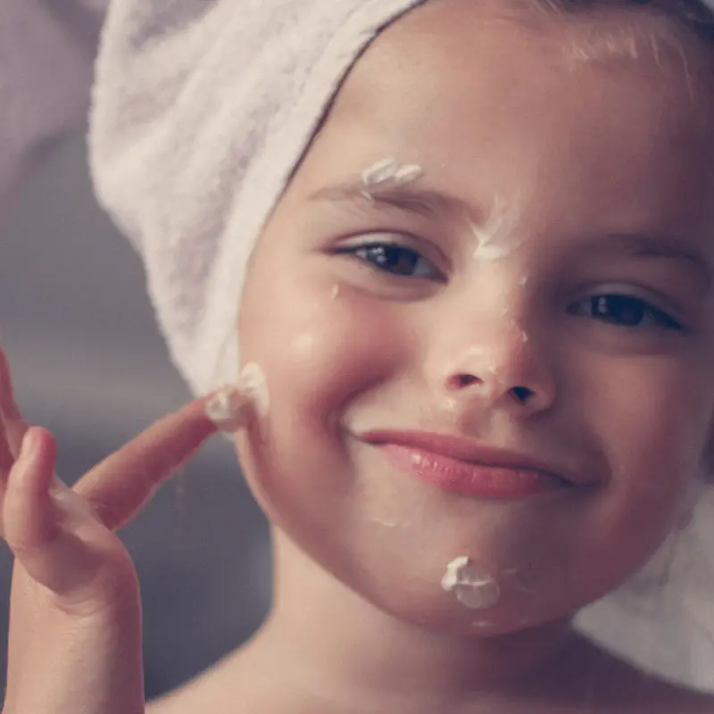 Bambine e skincare, la nuova ossessione social: cos’è la “cosmeticoressia” e perché preoccupa\n