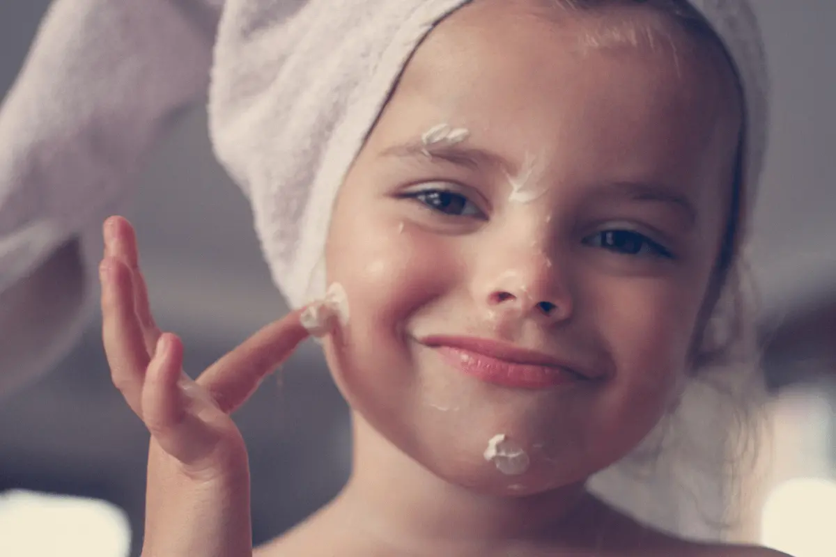 Bambine e skincare, la nuova ossessione social: cos’è la “cosmeticoressia” e perché preoccupa\n
