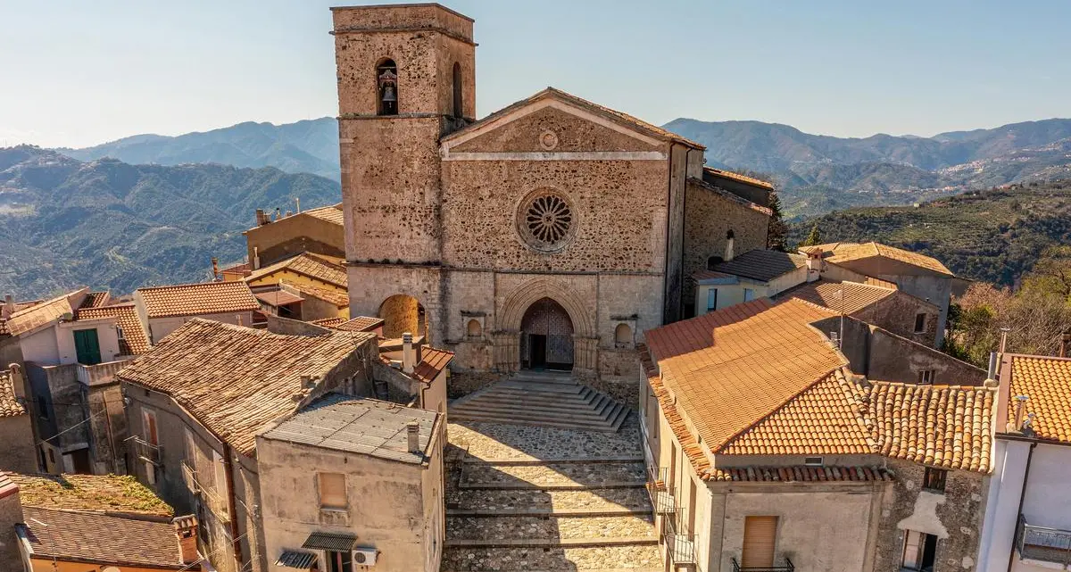 Falcone: «Inno alla mia Zagarise». La saggezza dell’età che assapora meglio i ricordi di giovinezza.