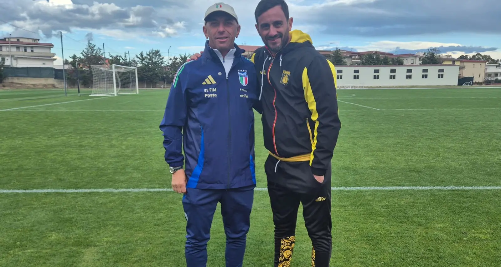 Aquilani e il Catanzaro ricevono\u00A0la visita di Alberto Bollini, allenatore della Nazionale Under 19 impegnata in questi giorni in Calabria, campione d'Europa nel 2023\n