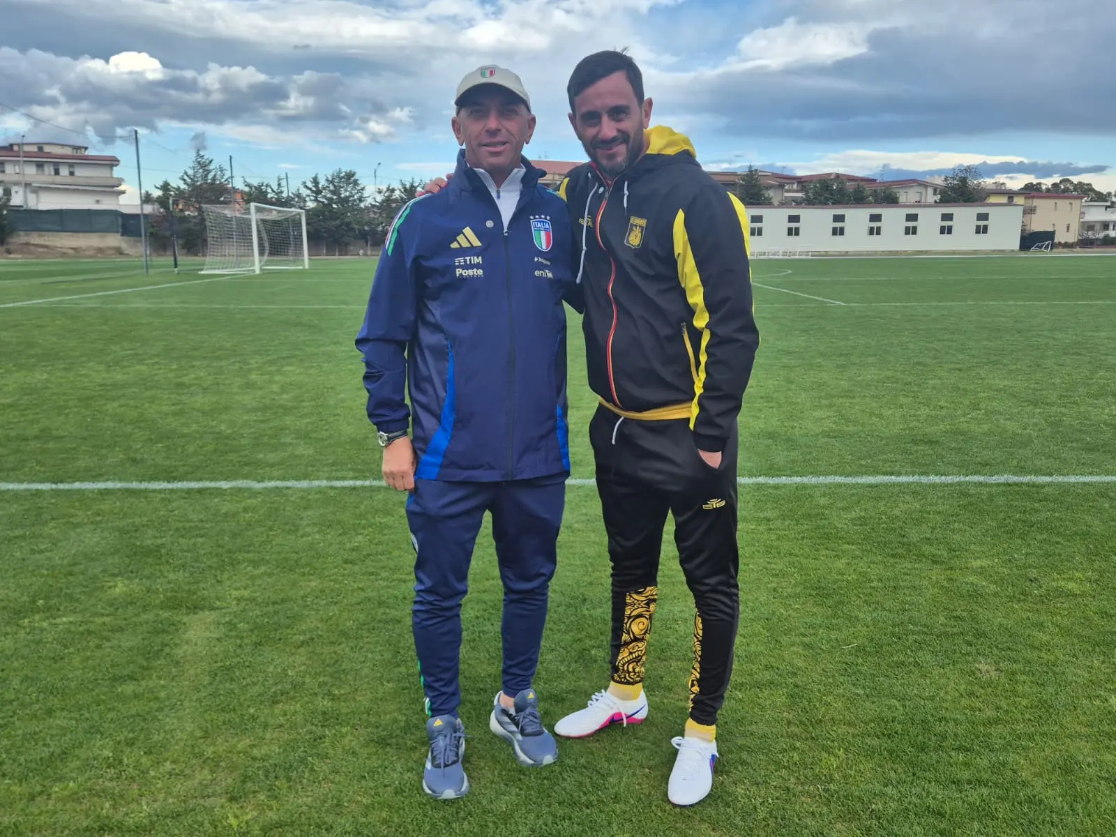 Aquilani e il Catanzaro ricevono\u00A0la visita di Alberto Bollini, allenatore della Nazionale Under 19 impegnata in questi giorni in Calabria, campione d'Europa nel 2023\n