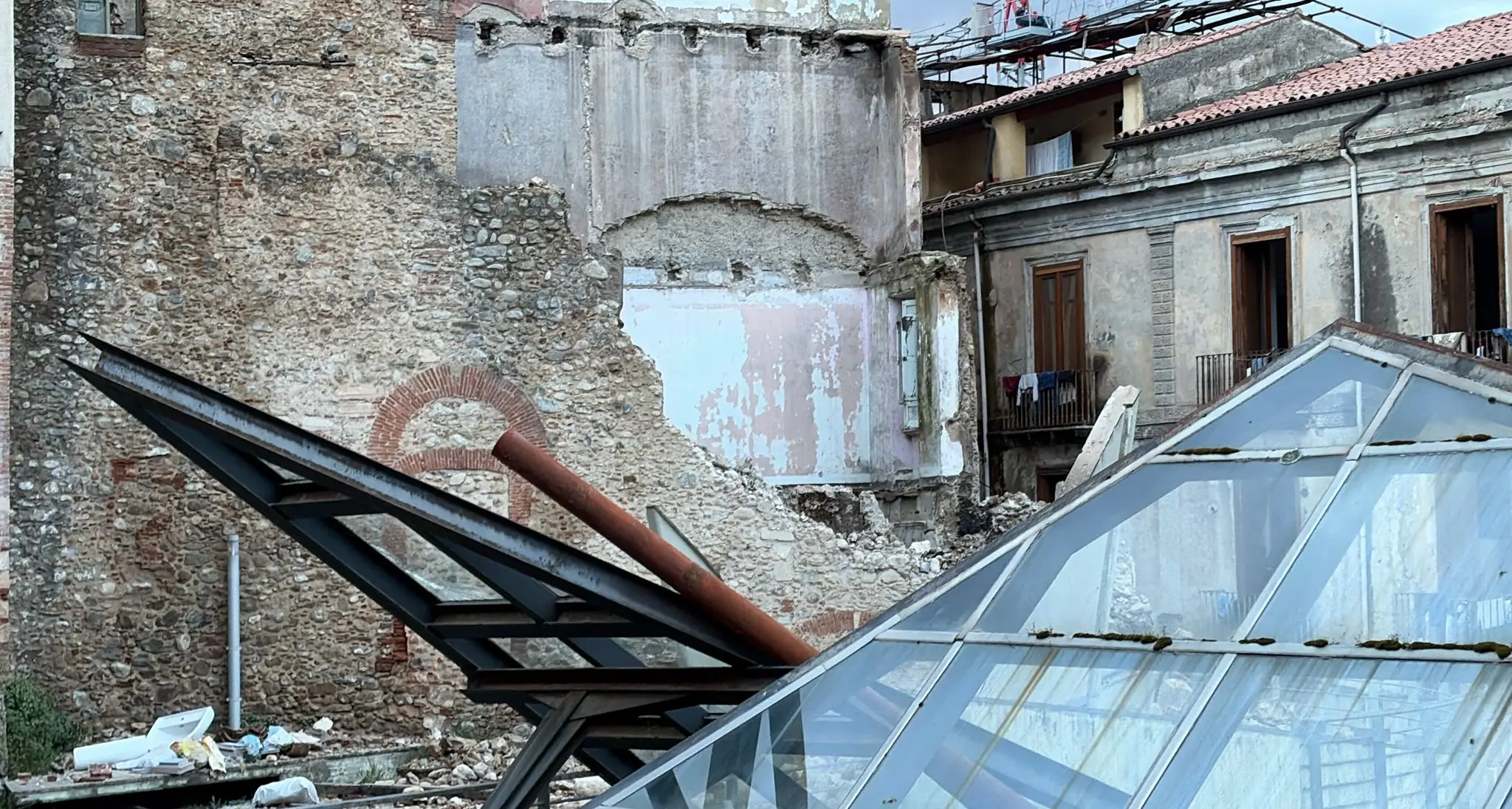 Crolla una palazzina nel centro storico di Cosenza