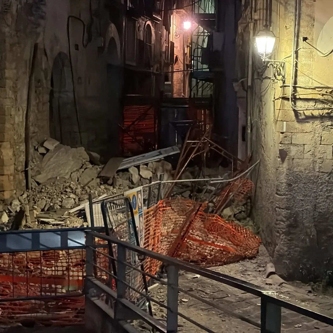 Cosenza, 17 persone evacuate (7 famiglie) dopo il crollo nel centro storico\n