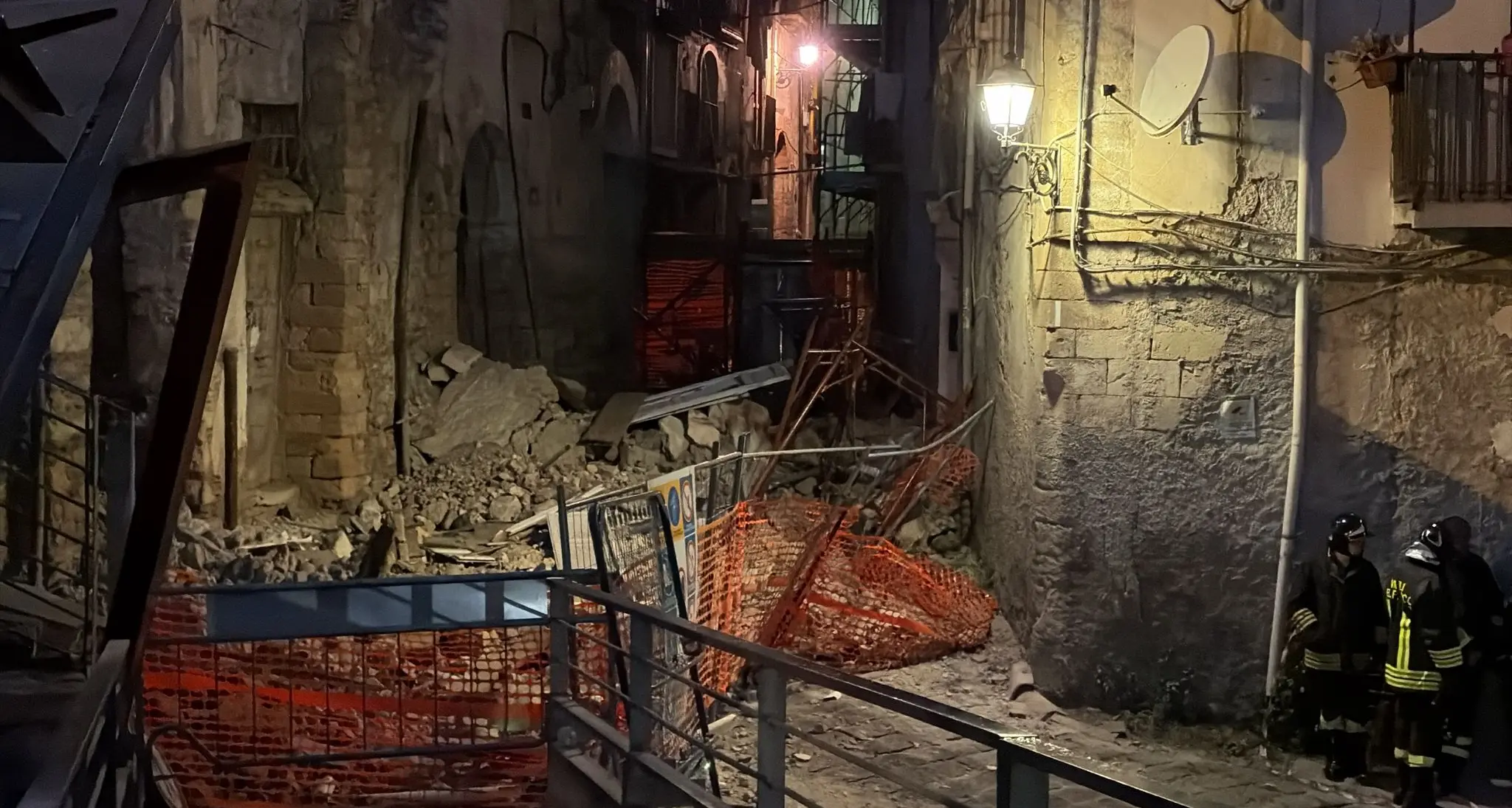 Cosenza, 17 persone evacuate (7 famiglie) dopo il crollo nel centro storico\n