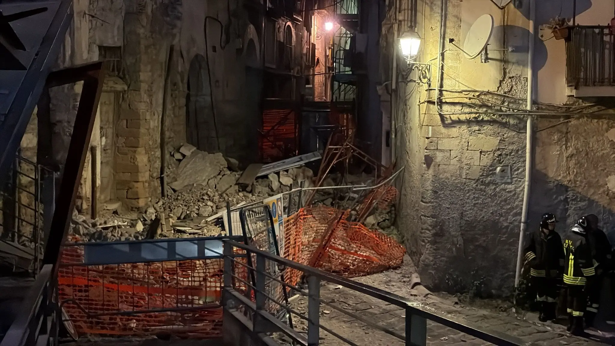 Cosenza, 17 persone evacuate (7 famiglie) dopo il crollo nel centro storico\n