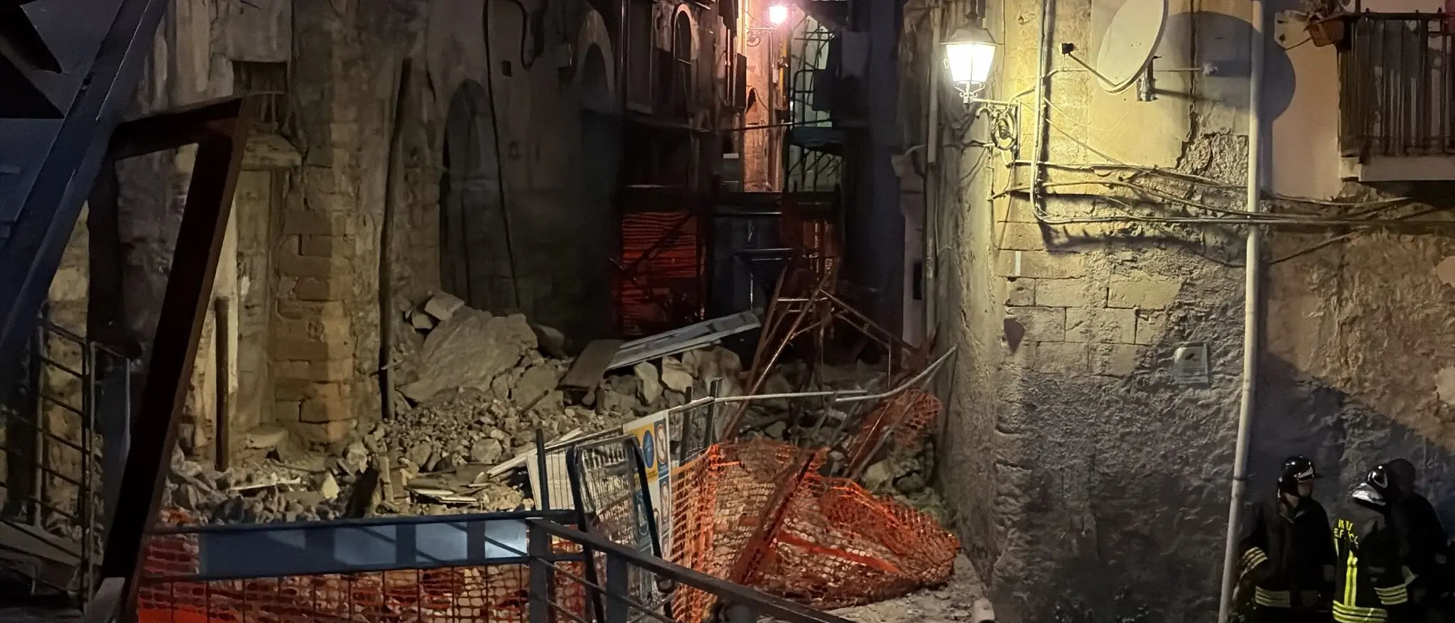 Cosenza, 17 persone evacuate (7 famiglie) dopo il crollo nel centro storico\n