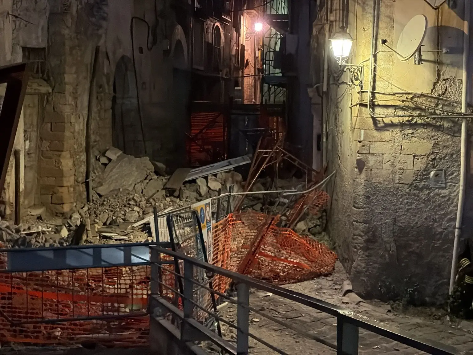 Cosenza, 17 persone evacuate (7 famiglie) dopo il crollo nel centro storico