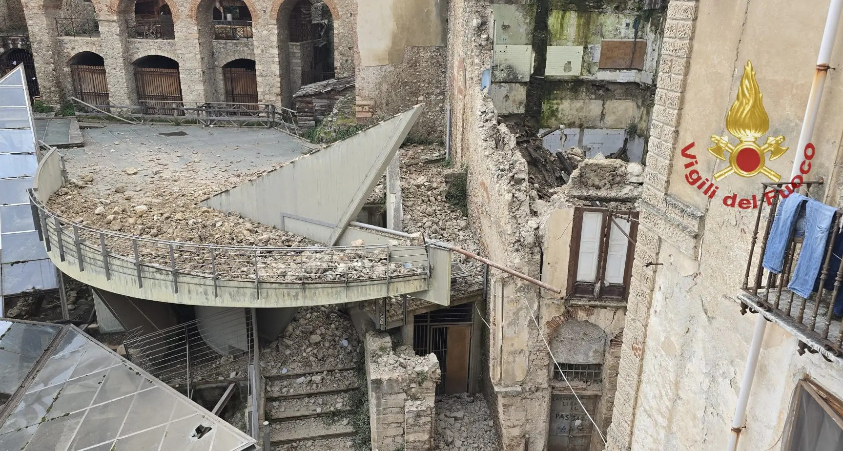 Crolla una palazzina nel centro storico di Cosenza