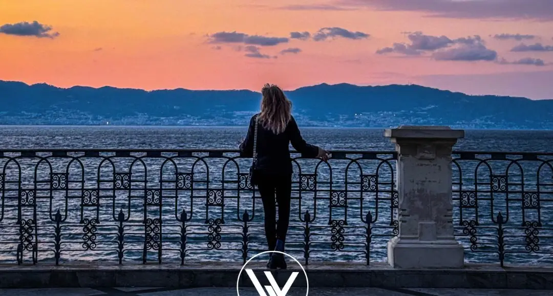 Sospesa tra mare e luce\n