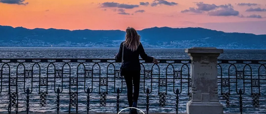 Sospesa tra mare e luce\n