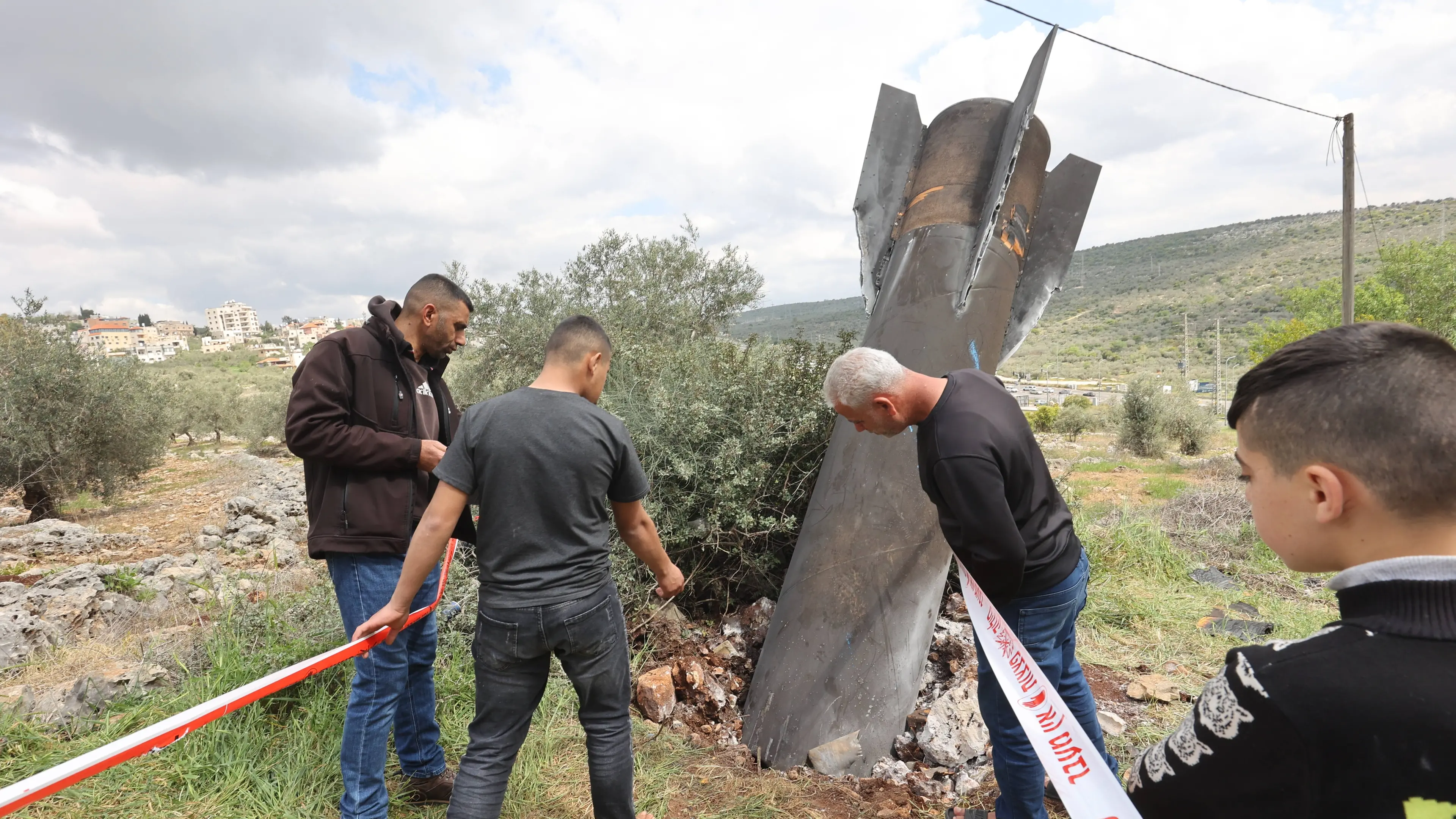 <p>I resti di un missile iraniano attirano curiosi in un insediamento in Cisgiordania (lacnews24.it)</p>\\n , Gil Cohen Magen/SIPA