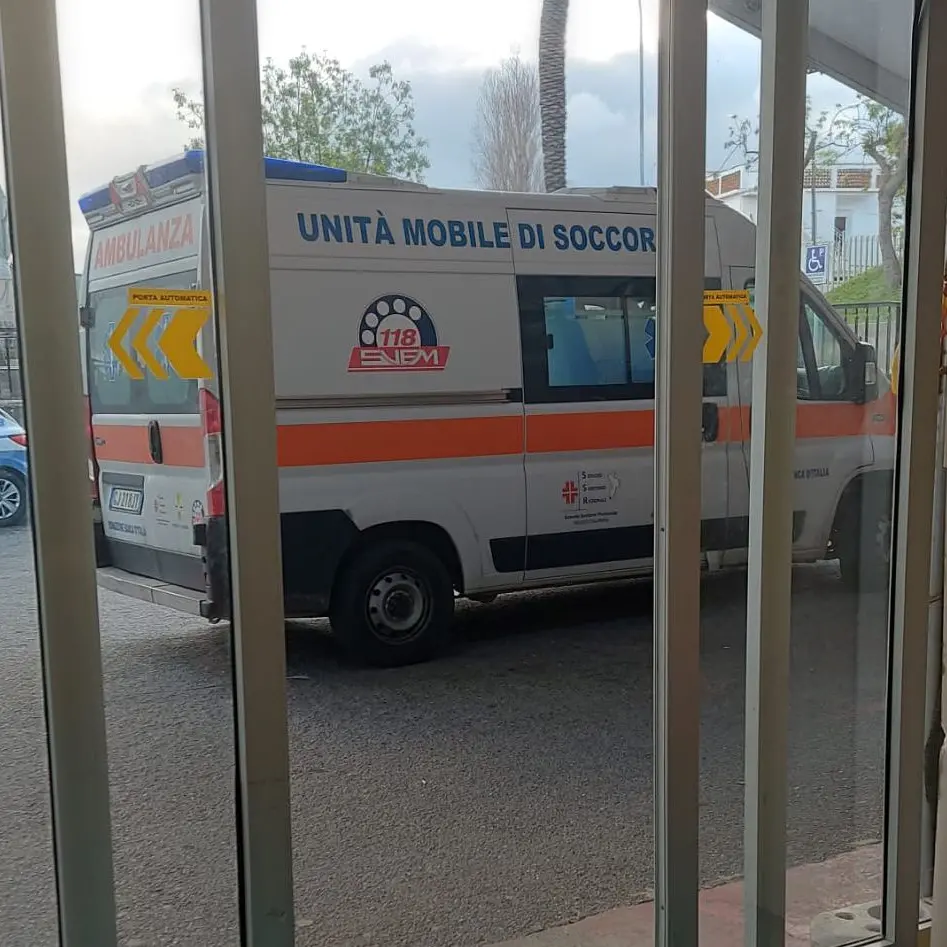 Ospedale di Locri, fuori uso la porta del pronto soccorso: pazienti al freddo\n