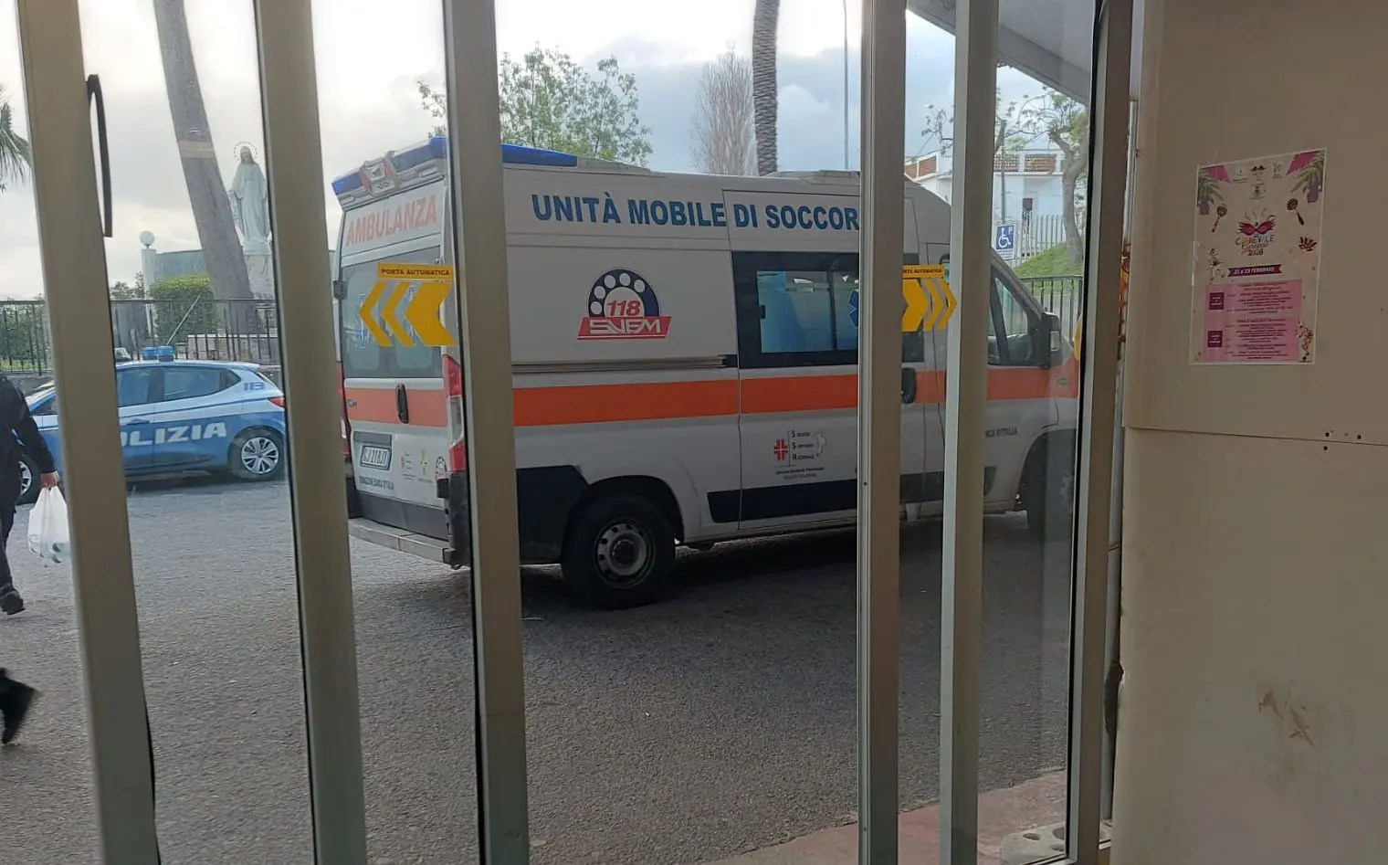 Ospedale di Locri, fuori uso la porta del pronto soccorso: pazienti al freddo\n