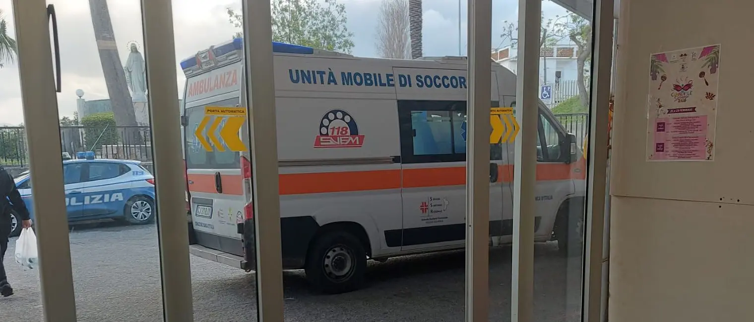 Ospedale di Locri, fuori uso la porta del pronto soccorso: pazienti al freddo\n