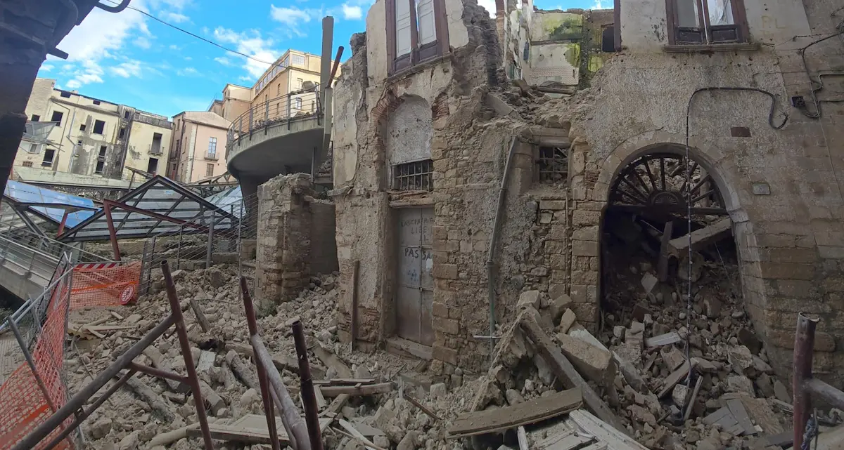 «Cosenza\u00A0vecchia crolla e l'amministrazione fantasma Caruso-Alimena-Mazzuca confida nel destino»\n