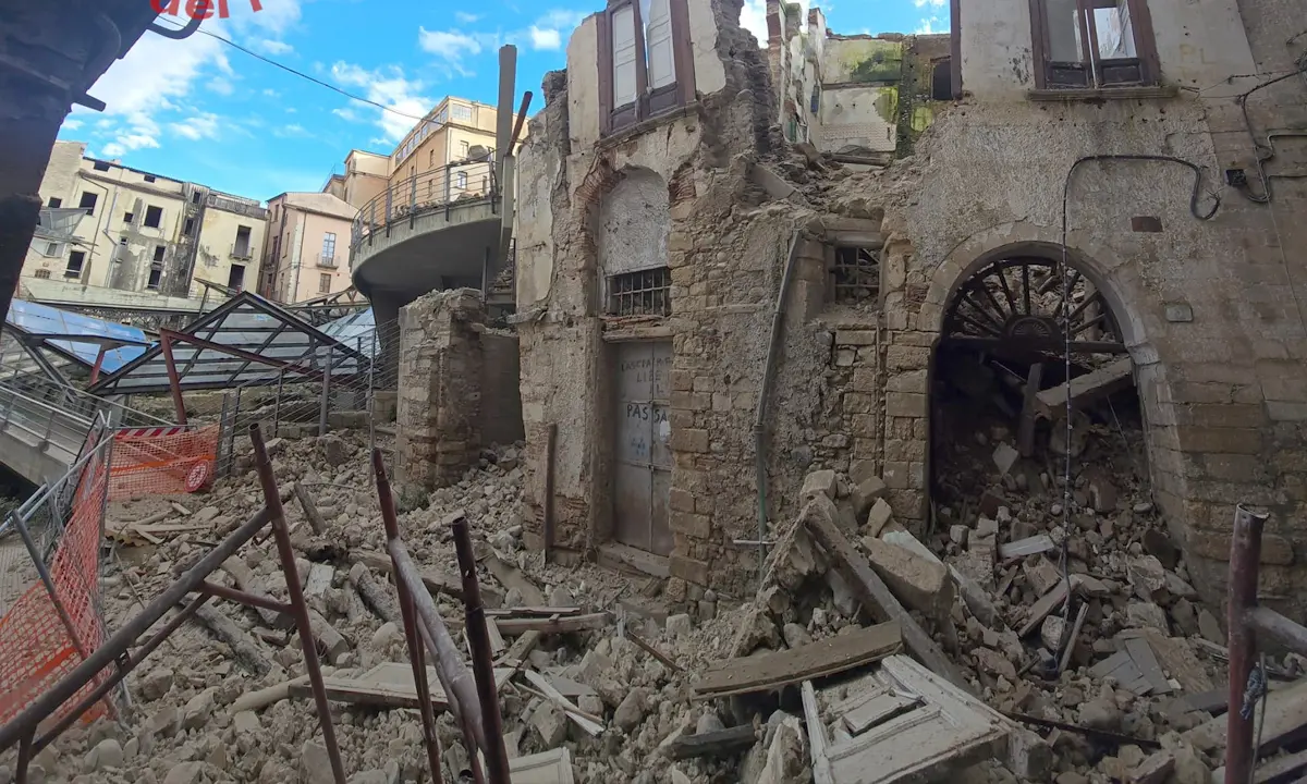 «Cosenza\u00A0vecchia crolla e l'amministrazione fantasma Caruso-Alimena-Mazzuca confida nel destino»\n